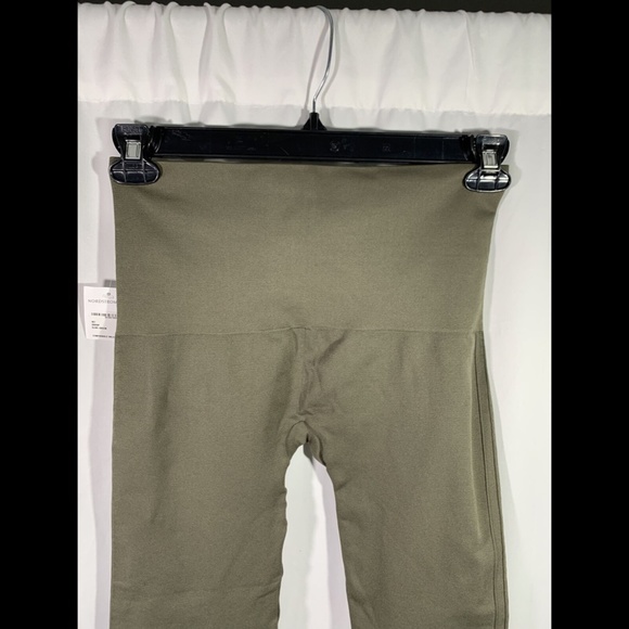 NEW $72 SPANX Seamless Capri Leggings in Olive Green [PLUS SZ 1X‎ ] - Picture 11 of 12